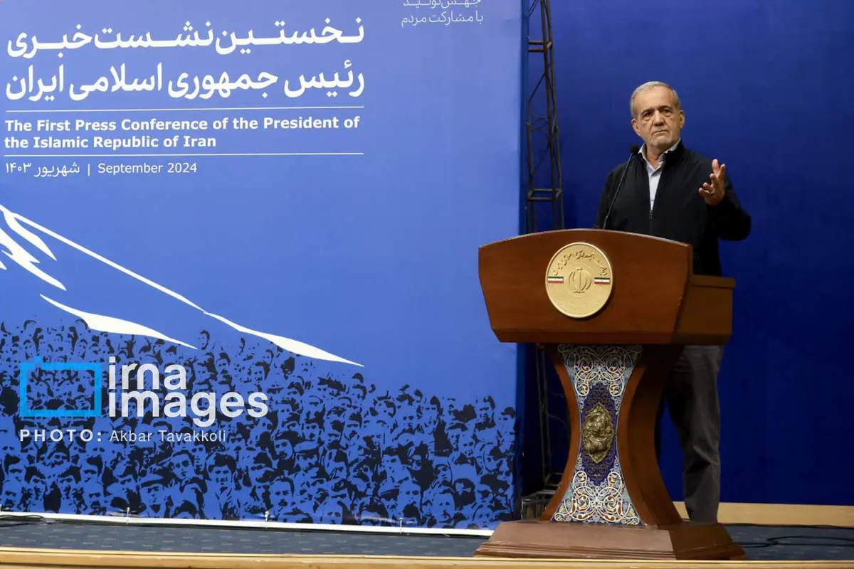پزشکیان خطاب به خبرنگار روزنامه کیهان: فقط مجسمهها اشتباه ندارند/ فیلم