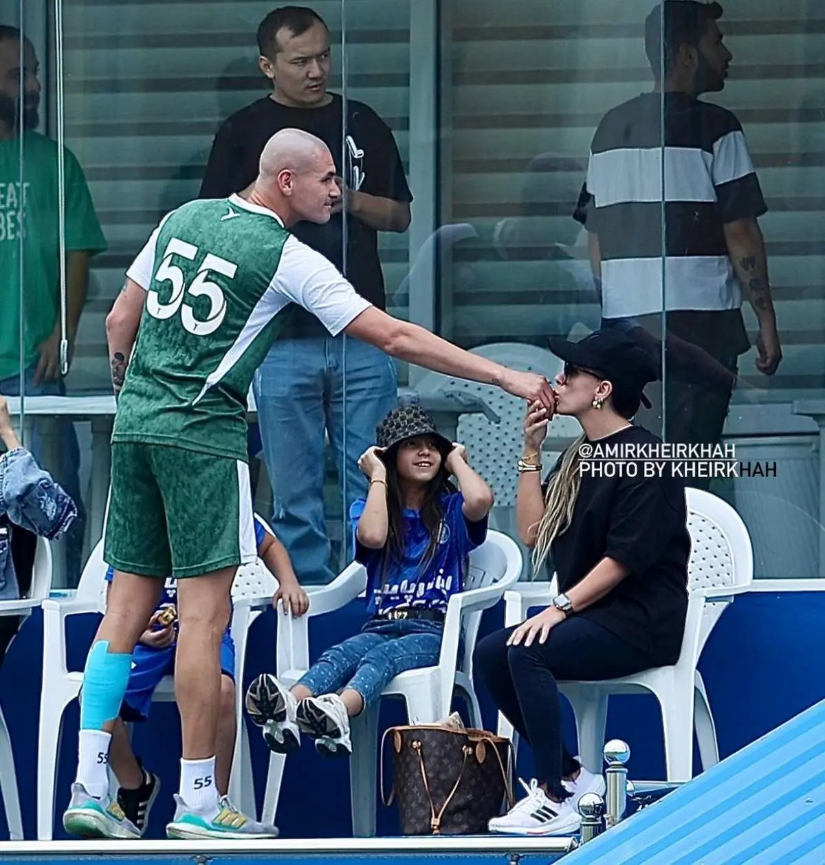 بوسه همسر ستاره استقلال بر دستان او/ عکس