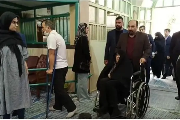 عکسی خاص از عفت مرعشی در حسینیه جماران برای رأی دادن 