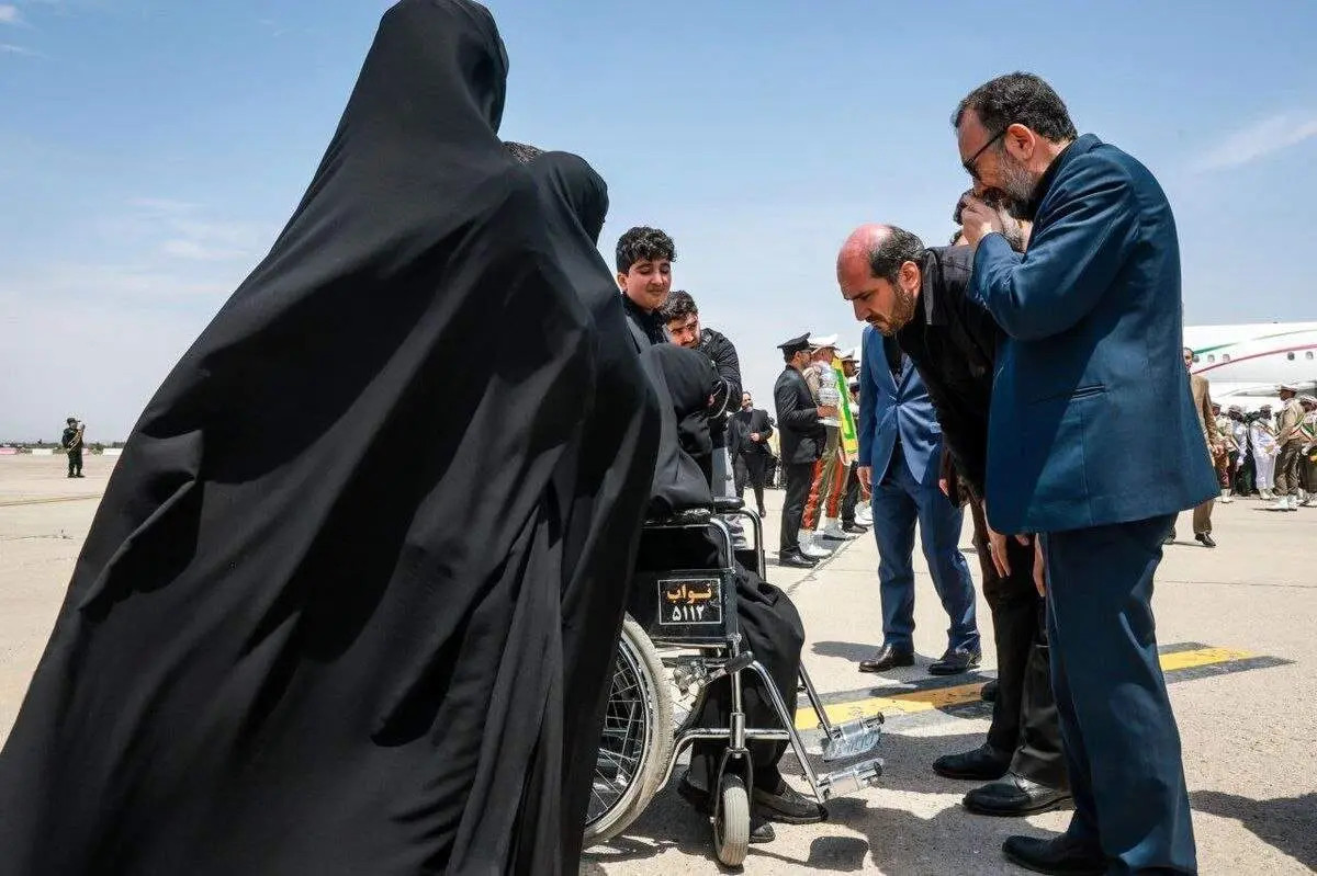 استقبال مادر شهید رئیسی از پیکر فرزندش در فرودگاه مشهد/ عکس
