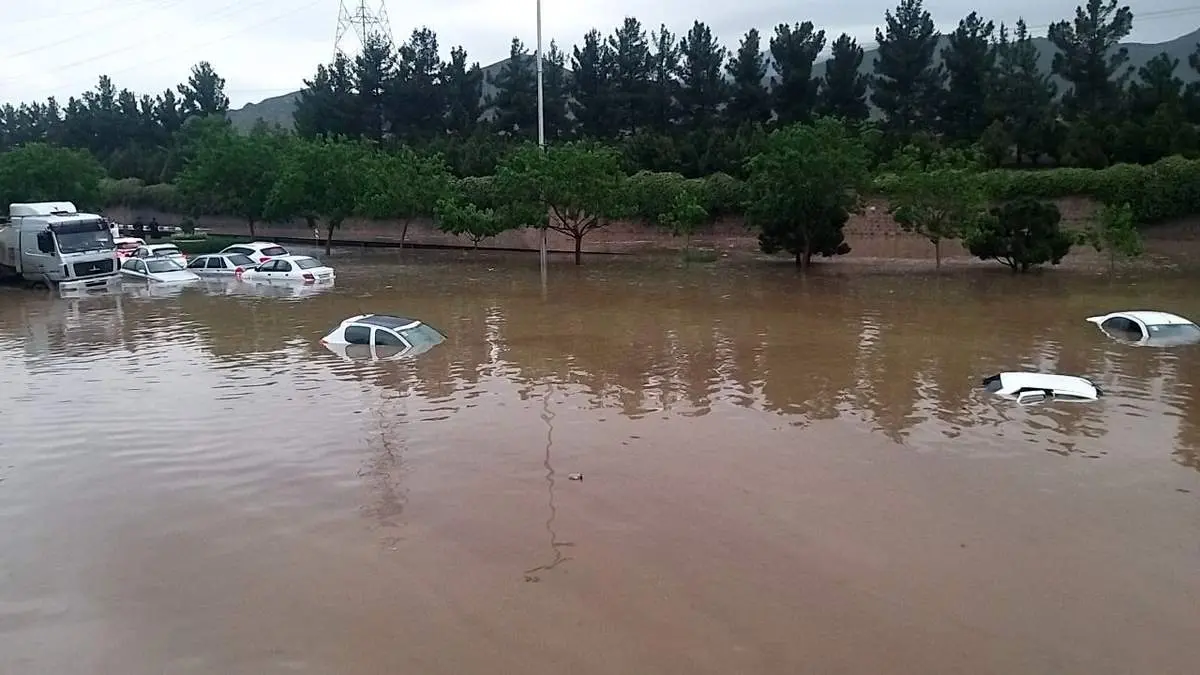سیل در مشهد خودروها را به هم کوبید/ فیلم