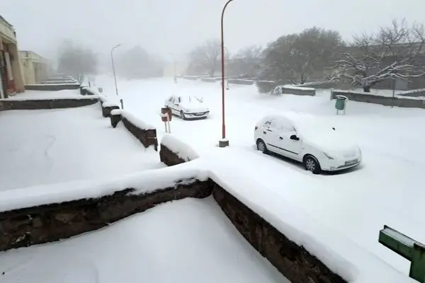 ویدیو/ بارش برف کم‌سابقه در عربستان و برف‌بازی سعودی‌ها