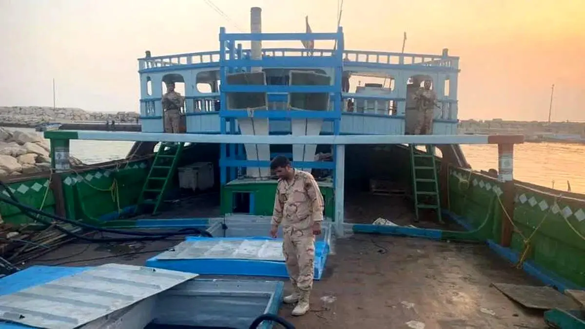 توقیف یک شناور و ۴ مشک حاوی ۵۰۰ هزار لیتر سوخت  در هرمزگان