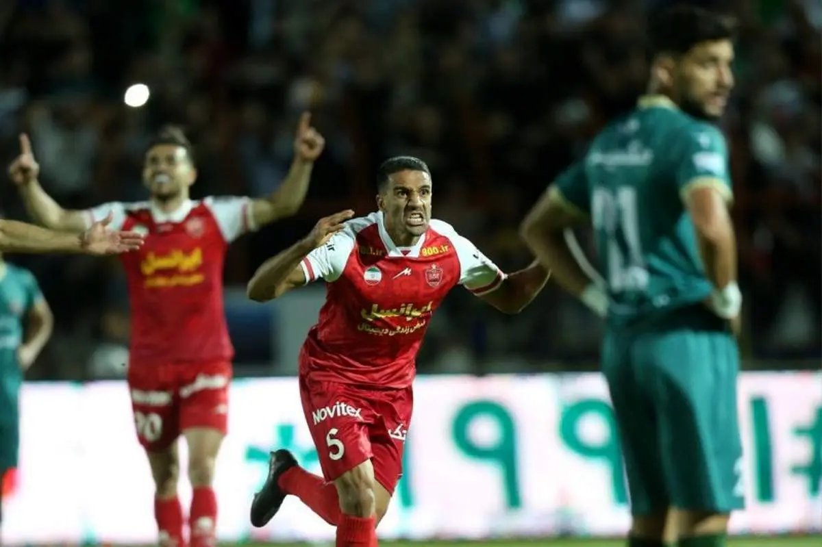 استقلالیهای سابق وسط زمین پرسپولیس را قرق کردند