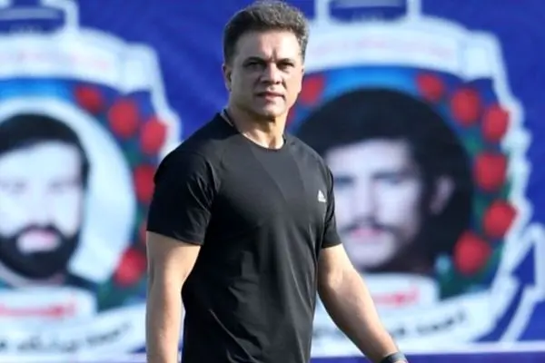 خشم سرمربی شمس آذر از داور بازی/ به خداواگذارت می کنم