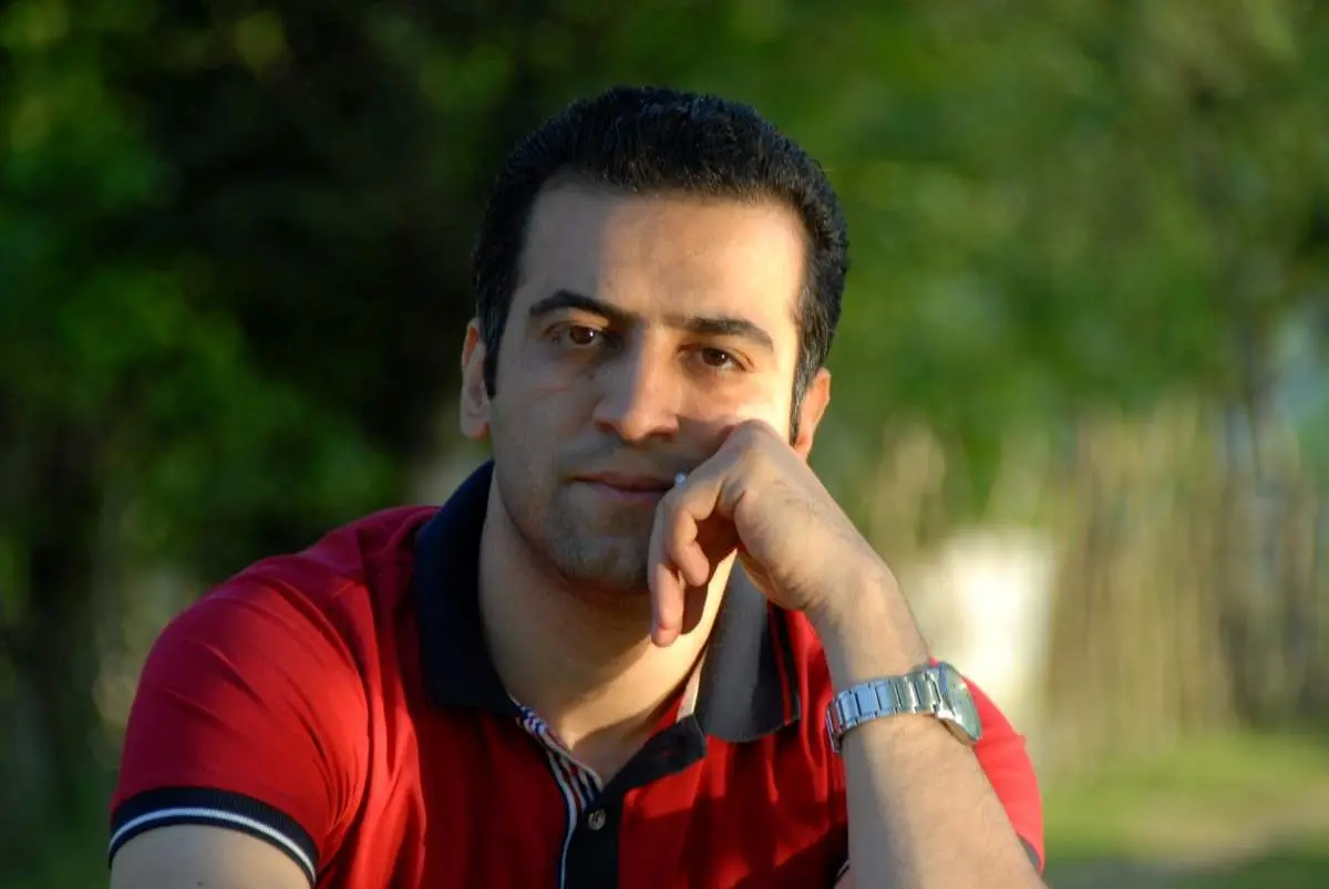 مزدک پنجه‌ای در گفت‌وگو با «آرمان ملی»: شعر، دیگر هنر اول نیست / متفاط‌نویسی، به چالش کشیدن کلیشه‌هاست 
