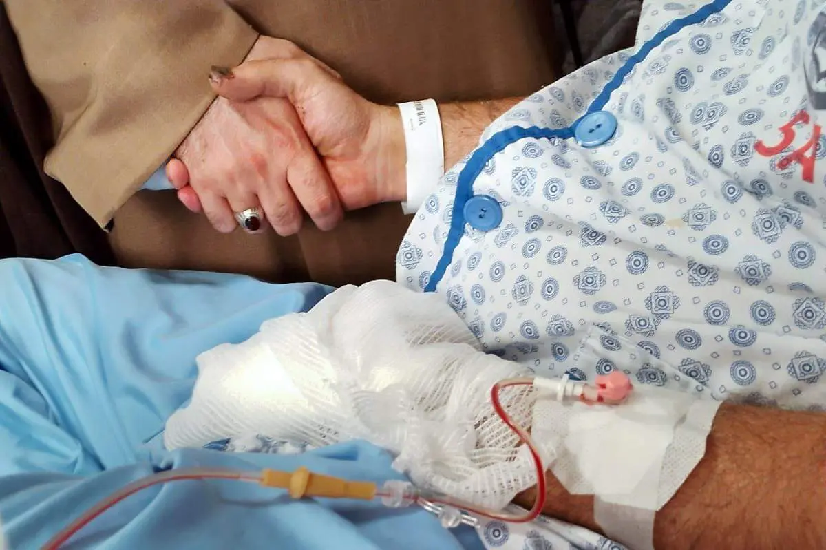 عیادت فرزندان رهبر انقلاب از مجروحان لبنانی/عکس