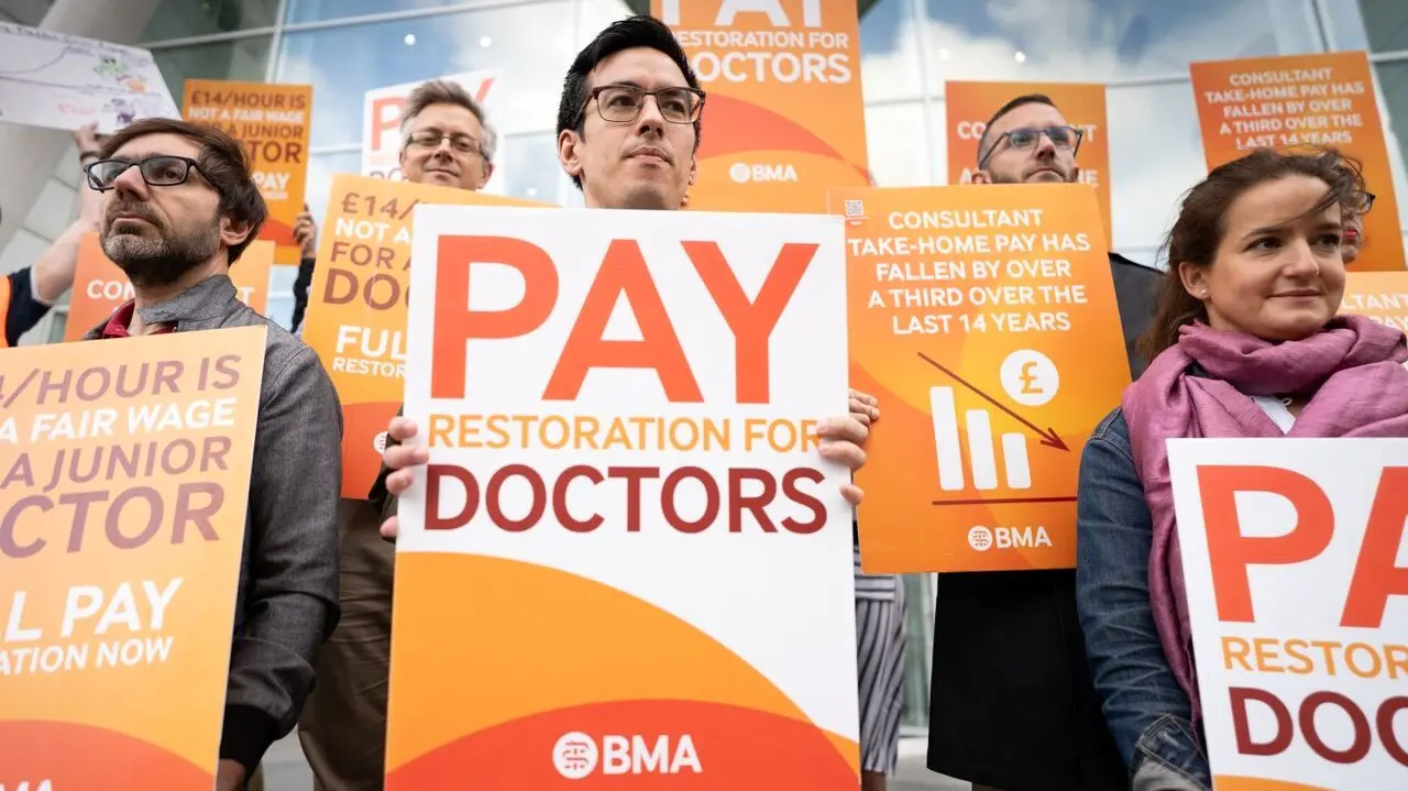 پزشکان انگلیس تظاهرات کردند