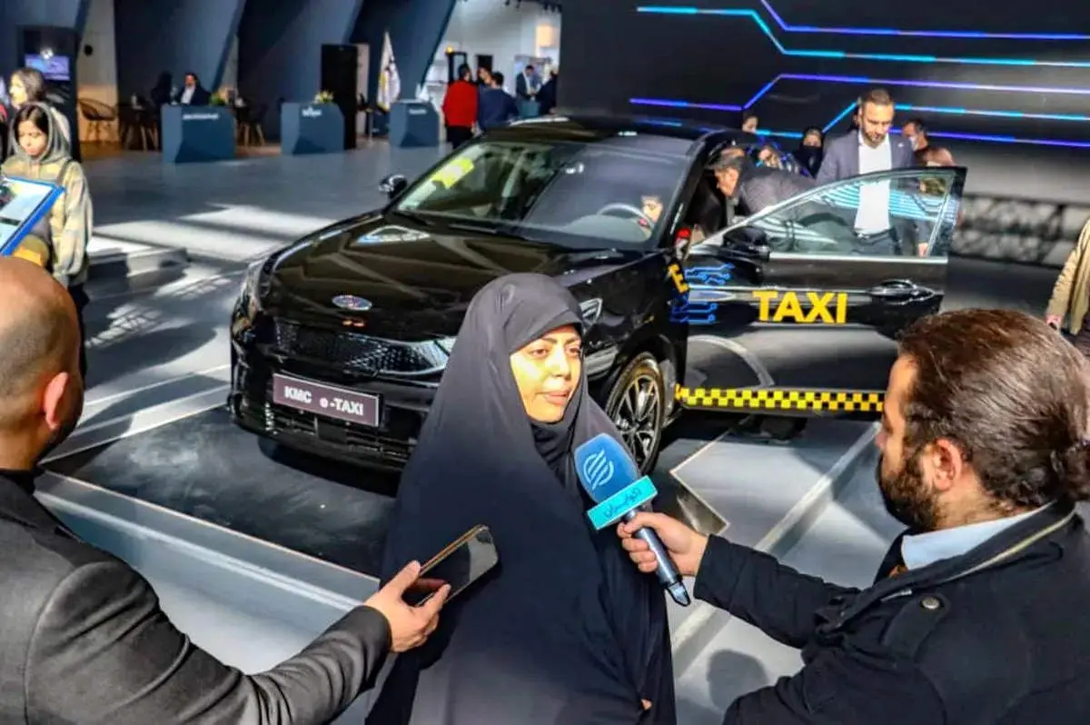  بازدید سرپرست سازمان تاکسیرانی از غرفه کرمان موتور