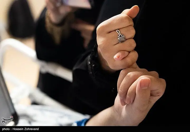 تصاویر عیادت دختر سردار سلامی از دختر دانشمند شهید هسته‌ای 