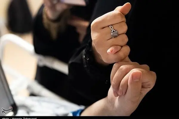 تصاویر عیادت دختر سردار سلامی از دختر دانشمند شهید هسته‌ای 