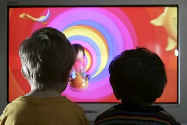 تلویزیون رشد زبانی کودک را متوقف می کند