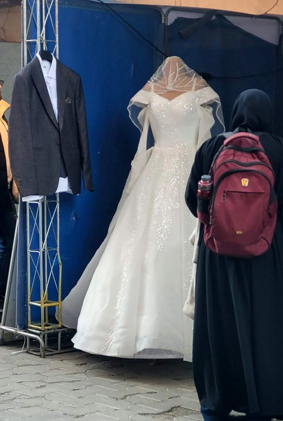 نمایش عجیب لباس عروس و داماد در یک دانشگاه!/عکس