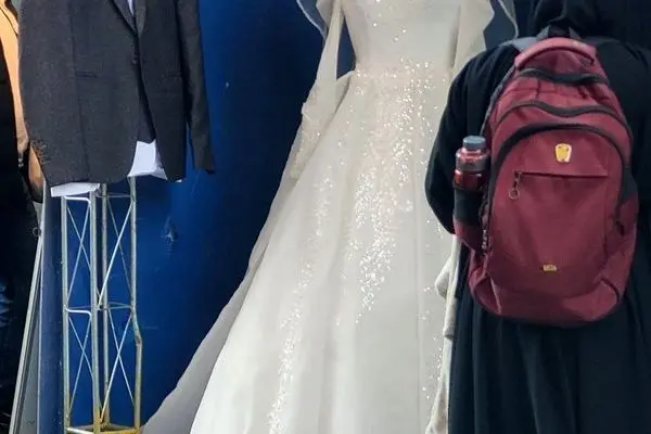 نمایش عجیب لباس عروس و داماد در یک دانشگاه!/عکس