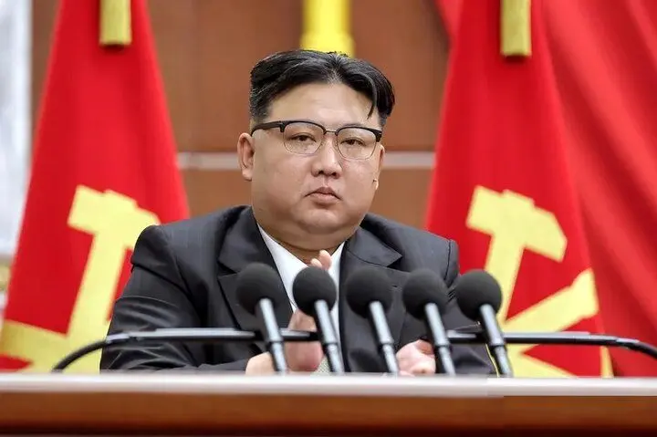 رهبر کره شمالی دست به اسلحه شد/عکس